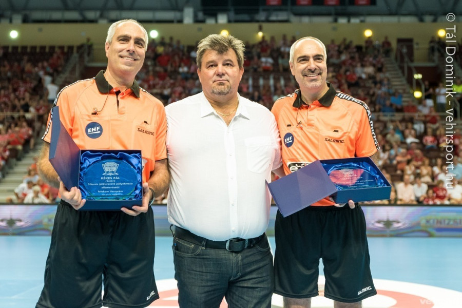 Kékes Csaba és Kékes Pál emlékplakettet vehetett át Iváncsik Gergő és Gulyás Péter 2017. augusztus 27-ei búcsúmeccsén