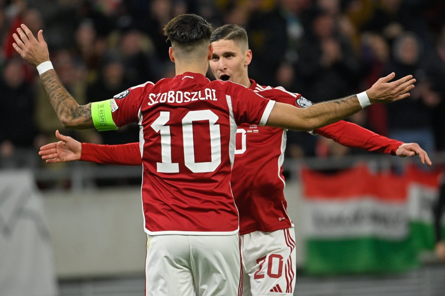 Szoboszlai Dominik (háttal) és Sallai Roland a labdarúgó Európa-bajnoki selejtezők G csoportjában játszott Magyarország-Bulgária mérkőzésen a Puskás Arénában 2023. március 27-én. MTI/Czeglédi Zsolt