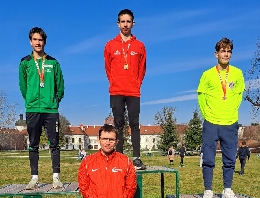 Mireider Gergő - előtte edzője: Szemán János - magyar bajnok lett - Fotó: VEDAC