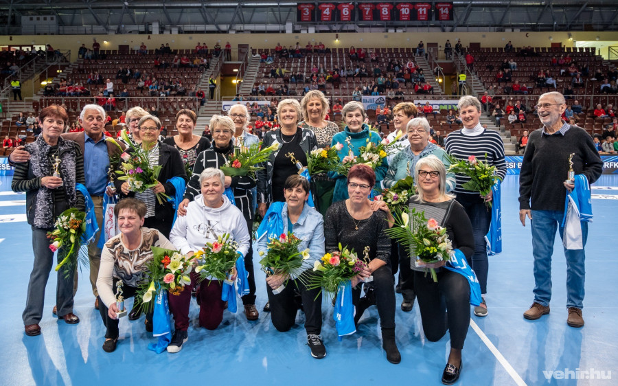 Állnak, balról: Borsos Erzsébet, Sényi László edző, Farkas Erzsébet (takarásban), Rezsnyák Márta, Varga Edit, Plank Edit, Sulyok Éva, Lantos Tünde, Orbán Csilla, Laboda Mária, Vincze Éva, Hungler Mariann, Budai Piroska, Németh Gábor vezetőedző. Térdelnek: Horváth Erzsébet, Márkus Mária, Nyári Zsuzsa, Sulyok Erzsébet, Somogyi Tünde. Hiányzik a képről Gyöngyösi Ibolya, Kovács Ildikó és a fiatalon, tragikus körülmények között elhunyt Trubin Csilla