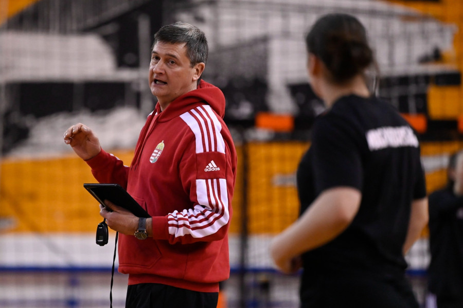 Golovin Vlagyimir, a női kézilabda-válogatott szövetségi kapitánya magyaráz a játékosoknak a csapat edzésén az Érd Arénában 2023. április 3-án. A válogatott az Izland elleni világbajnoki selejtezőkre készül; az első mérkőzést április 8-án Hafnarfjördurban rendezik, míg a visszavágó négy nappal később Érden lesz. A párharc győztese kijut az olimpiai kvalifikációs világbajnokságra. MTI/Kovács Tamás