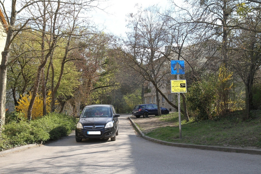 Itt viszont az "egyirányú utca" tábla összetéveszthetetlen
