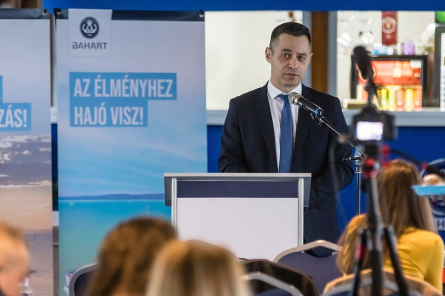 Veigl Gábor, a Balatoni Hajózási Zrt. (Bahart) vezérigazgatója beszédet mond a 177. balatoni hajózási szezon megnyitása alkalmából tartott rendezvényen a Szent Miklós hajón Siófok és Balatonfüred között 2023. április 8-án. MTI/Katona Tibor