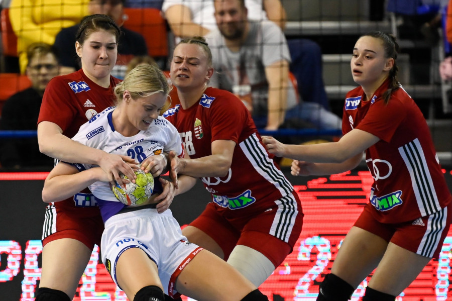 Füzi-Tóvizi Petra, az izlandi Steinunn Björnsdóttir, Bordás Réka és Kukely Anna (b-j) a Magyarország - Izland női kézilabda világbajnoki selejtező visszavágó mérkőzésen az Érd Aránában 2023. április 12-én. MTI/Kovács Tamás