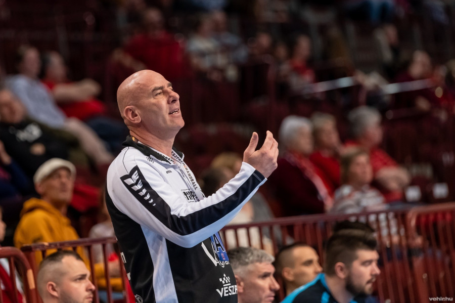 Éles József bízik csapata bennmaradásában (archív fotó)