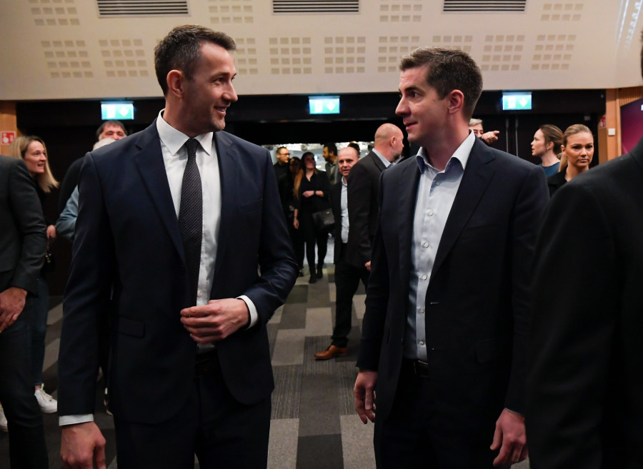 Ilyés Ferenc, a Magyar Kézilabda Szövetség megválasztott elnöke (b) és Kocsis Máté korábbi elnök a szövetség tisztújító küldöttgyűlésén a Budapest Kongresszusi Központban 2023. április 14-én. Az egyetlen jelöltként induló korábbi 229-szeres válogatott játékosra a 140 megjelent küldött közül 139-en szavaztak. MTI/Kovács Tamás