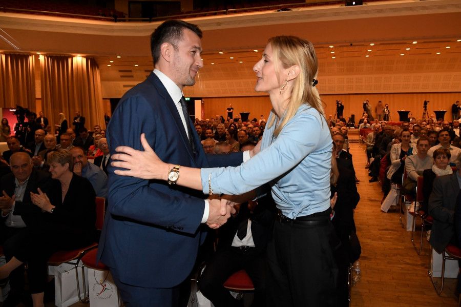 Ilyés Ferenc, a Magyar Kézilabda Szövetség megválasztott elnöke és Pálinger Katalin megválasztott alelnök a szövetség tisztújító küldöttgyűlésén a Budapest Kongresszusi Központban 2023. április 14-én. Az egyetlen jelöltként induló új elnökre, korábbi 229-szeres válogatott játékosra a 140 megjelent küldött közül 139-en szavaztak. MTI/Kovács Tamás