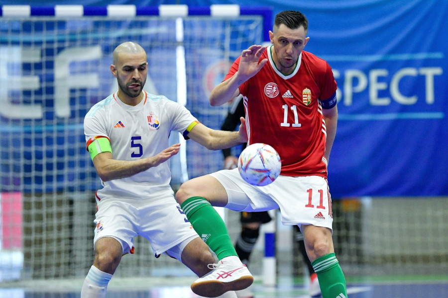 Ahmed Sabati, a belga válogatott játékosa (b) és Fekete Olivér a 2024-es futsal-világbajnokság európai pótselejtezőjének visszavágóján játszott Magyarország - Belgium mérkőzésen a berettyóújfalui Pálfi István rendezvénycsarnokban 2023. április 17-én. MTI/Czeglédi Zsolt