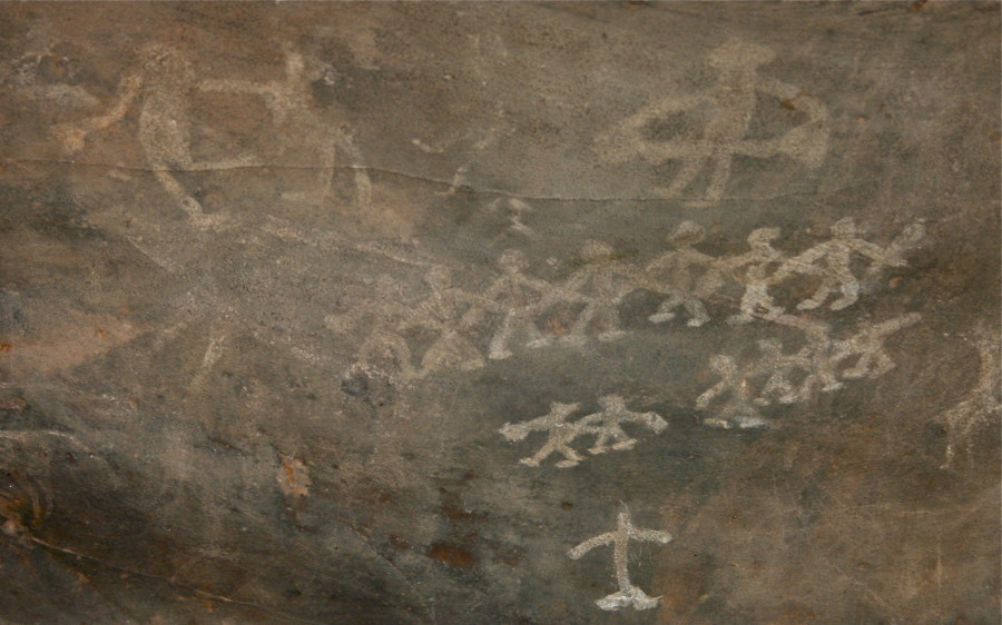 Táncmulatságot ábrázoló rajz az indiai Bhimbetka barlangban. Fotó: Nagarjun Kandukuru / Wikipedia