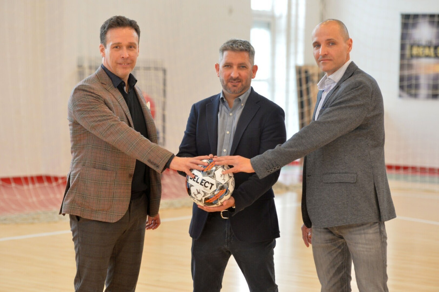 Barczi Róbert sportigazgató, Sergio Cabrera szövetségi kapitány és Turzó József szakágvezető - Fotó: mlsz.hu