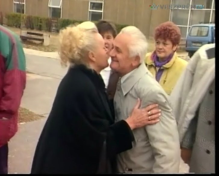 Az 1970-ben bajnokságot nyert Bakony Vegyész jubileumi köszöntésén 2000-ban Gál Gyuláné és Flaskár István üdvözli egymás. A képen jobbra Henn Nándorné, középen takarva Simon Mária látható