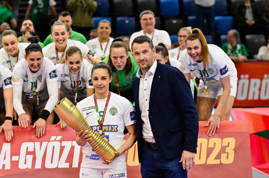 Szucsánszki Zita, az FTC-Rail Cargo csapatkapitánya veszi át a kupát Ilyés Ferenctől, a Magyar Kézilabda Szövetség elnökétől, miután 28-27-re nyertek az Győri Audi ETO KC ellen a női kézilabda Magyar Kupa döntőjében a Tatabányai Multifunkciós Csarnokban 2023. április 23-án. MTI/Vasvári Tamás