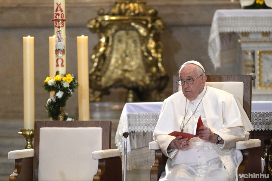 Ferenc pápa a Szent István bazilikában (MTI)