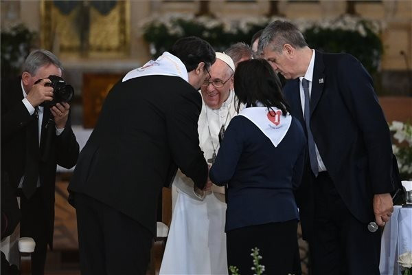 Ferenc pápa (k) az Árpád-házi Szent Erzsébet-templomban a budapesti Rózsák terén, ahol szegényekkel és menekültekkel találkozik 2023. április 29-én, háromnapos magyarországi apostoli látogatásának második napján. MTI/Máthé Zoltán