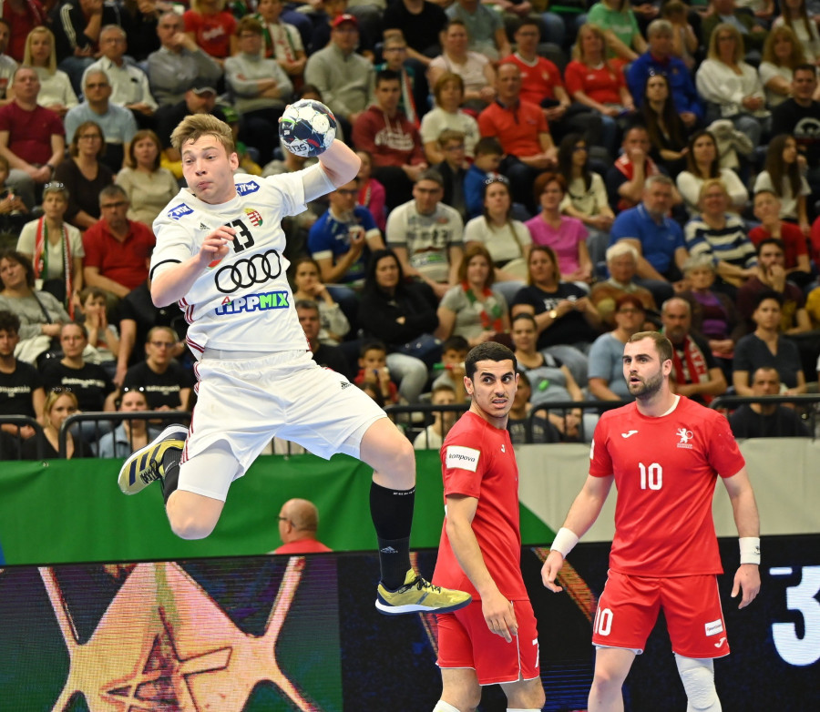 Krakovszki Zsolt (b), valamint a grúz Khazein Rustamov (j2) és Irakli Kbilashvili (j) a férfi kézilabda Európa-bajnoki selejtezősorozat 6. fordulójában játszott Magyarország - Grúzia mérkőzésen Tatabányán 2023. április 30-án. MTI/Krizsán Csaba