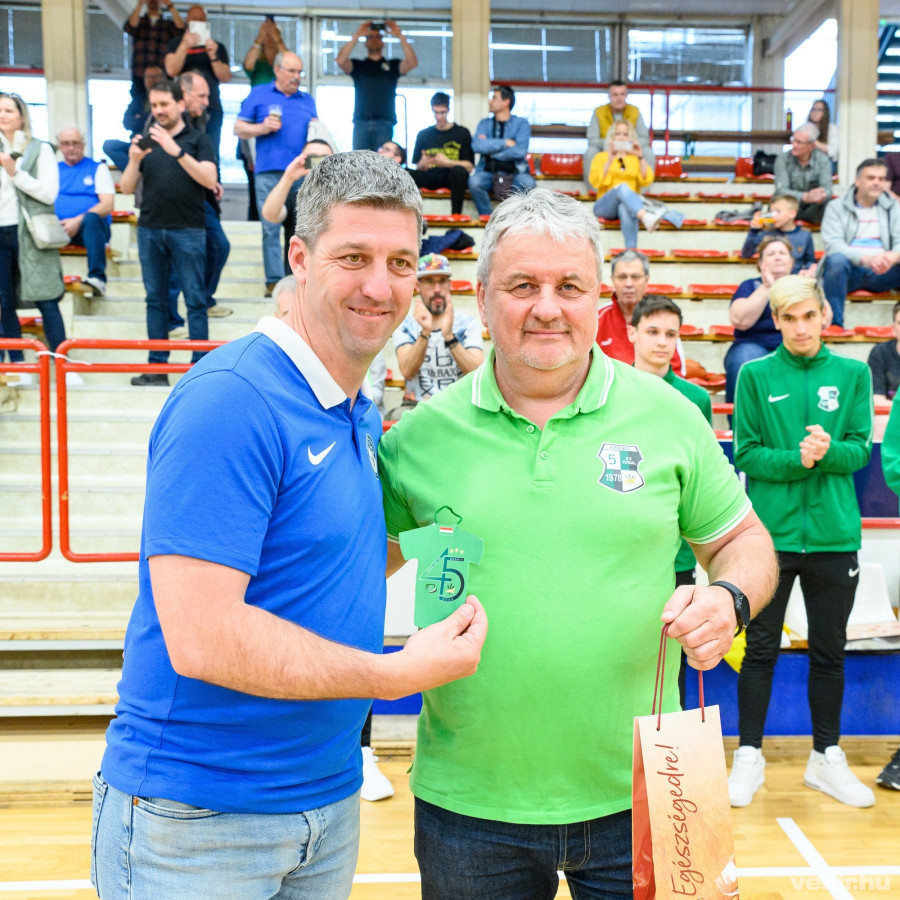 Rajki Tamás köszöntötte a 45 éve alapított klub elnökét, Soós Ferencet