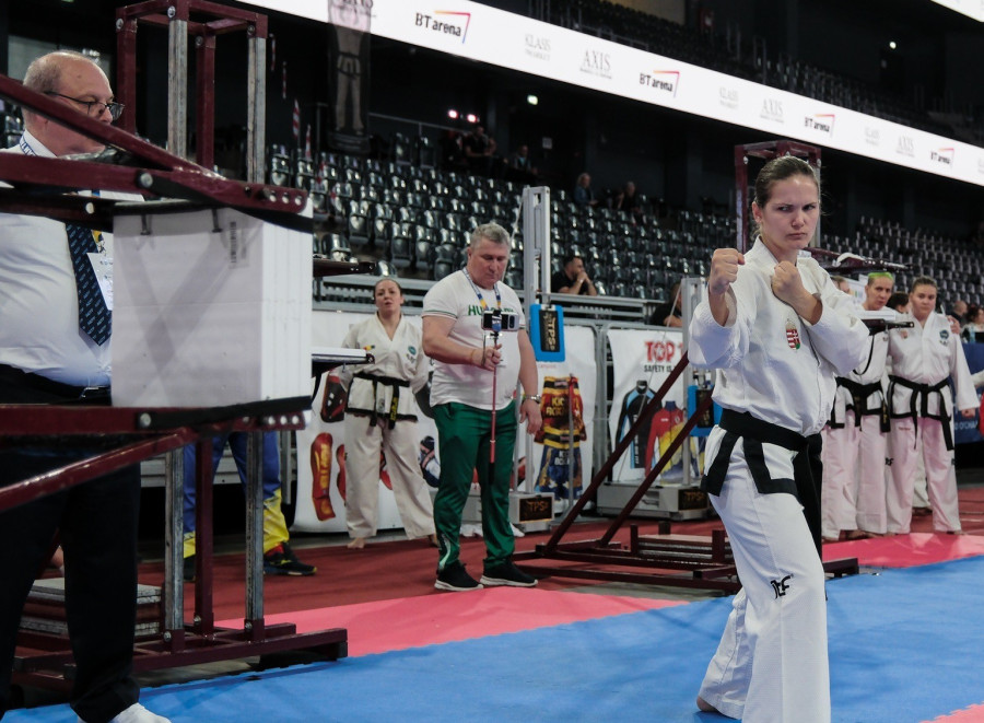 Bécsi Nikolett remekelt erőtörésben, a háttérben edzője, Vajky László