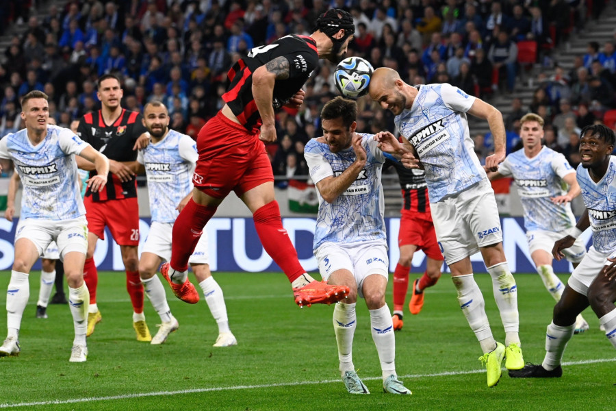 A budafoki Fótyik Dominik (b), valamint a zalaegerszegi Kálnoki-Kis Dávid (k) és Tajti Mátyás (j) a labdarúgó MOL Magyar Kupa döntőjében, a Budafoki MTE - ZTE FC mérkőzésen a Puskás Arénában 2023. május 3-án. MTI/Koszticsák Szilárd