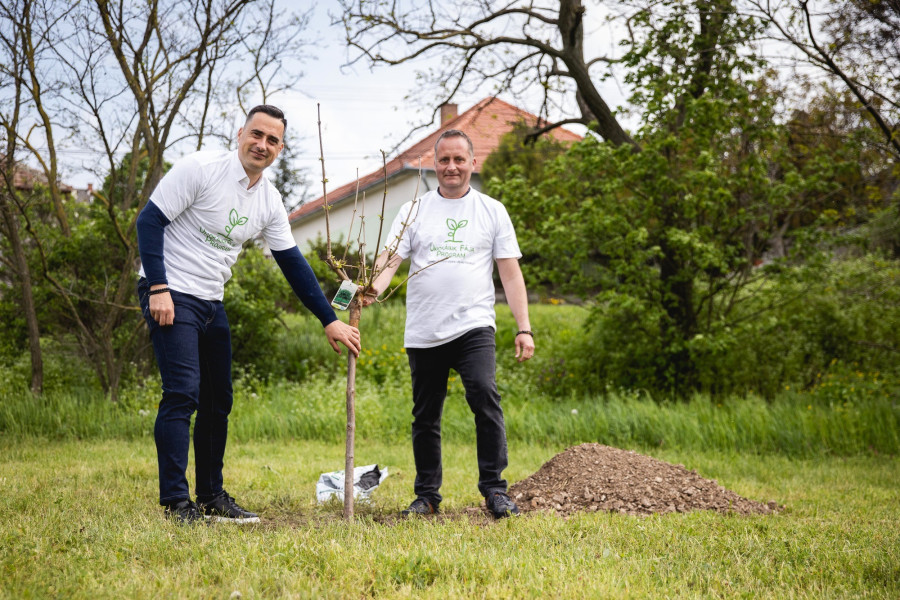 Ovádi Péter parlamenti képviselő és Ángyán Tamás, Öskü polgármestere