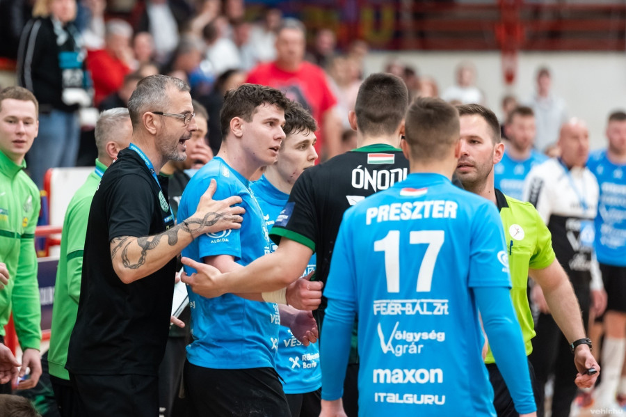 Éles Benedek (középen) külföldön folytatja pályafutását (archív fénykép)