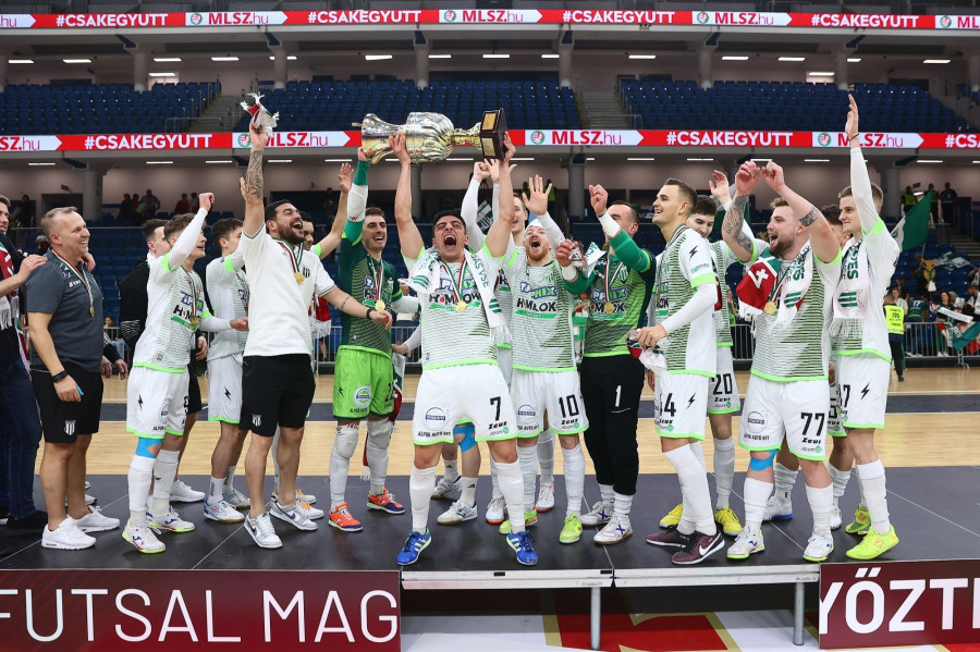 A győztes szombathelyi játékosok ünnepelnek a trófeával a futsal Magyar Kupa férfi döntőjében játszott Haladás VSE - MVFC Berettyóújfalu mérkőzés utáni eredményhirdetésen a debreceni Főnix Arénában 2023. május 7-én. A Haladás 1-0-ra nyert, így címét megvédve ismét kupagyőztes lett. MTI/Derencsényi István