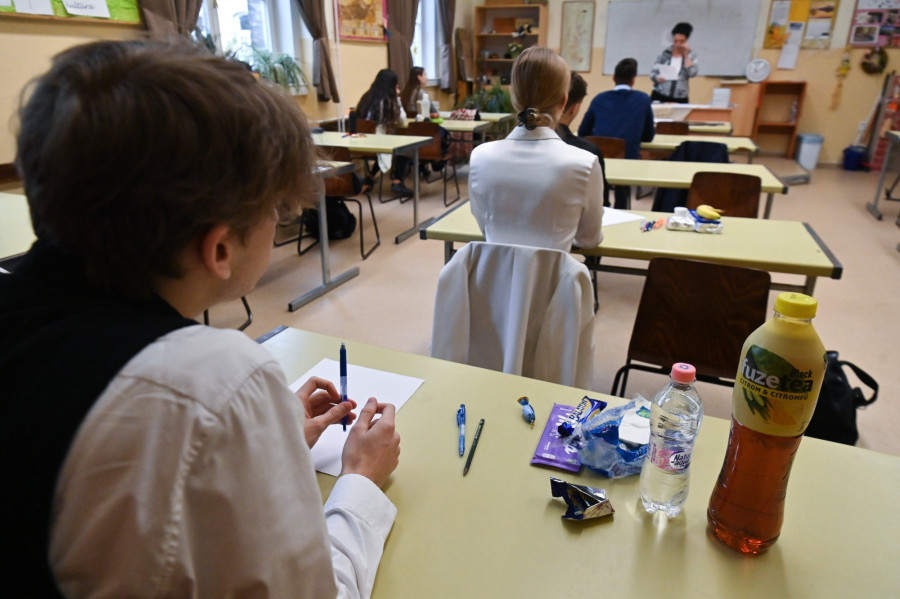 Diákok a magyar nyelv és irodalom írásbeli érettségi vizsgán a budapesti Fasori Evangélikus Gimnáziumban 2023. május 8-án. Magyar nyelv és irodalomból középszinten 1160 helyszínen 72 569, emelt szinten 51 helyszínen 1771 vizsgázó tesz érettségit. MTI/Bruzák Noémi