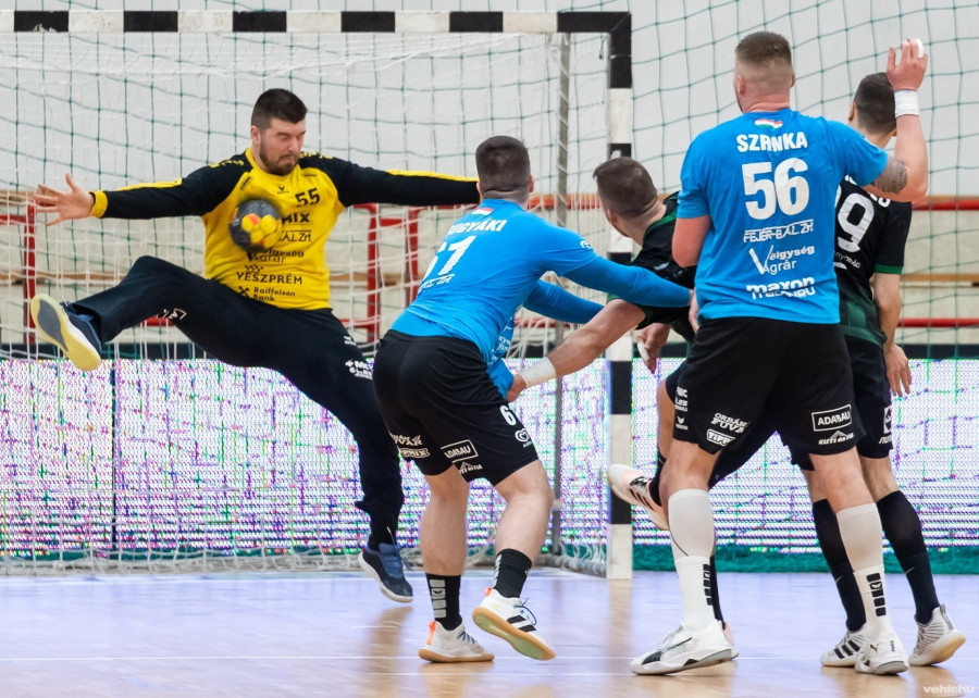 Miklós Gergő (55-ös mezben) légiósnak áll