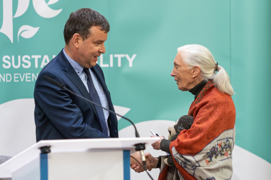 Gelencsér András rektor díszdoktorrá nevezte ki Jane Goodall világhírű csimpánzkutatót