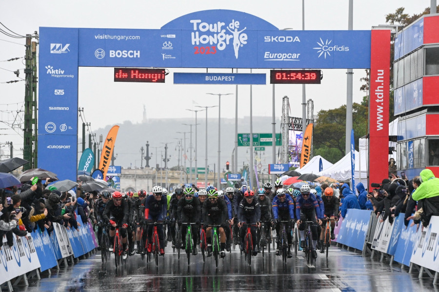 A 44. Tour de Hongrie országúti kerékpáros körverseny mezőnye a célban a fővárosi záróetapon 2023. május 14-én. A záróetapot az időjárási körülmények miatt neutralizálták. MTI/Koszticsák Szilárd