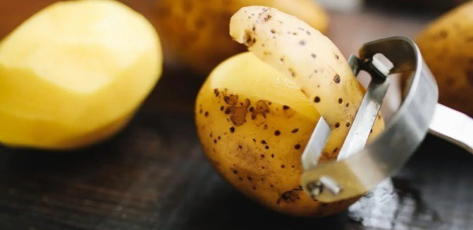 A burgonya héjában több rost és folsav található, mint a húsában.