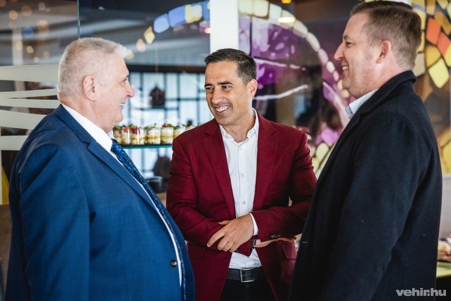 Az átadón Ovádi Péter (középen), országgyűlési képviselő is jelen volt, aki gratulált Márkus Lászlónak (balra), a Betekints Hotel tulajdonosának