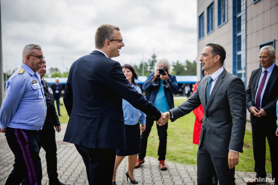 Ovádi Péter, országgyűlési képviselő köszönti Rétvári Bencét, a Belügyminisztérium parlamenti államtitkárát