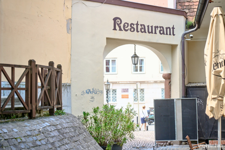 A "Restaurant" felirat szabályos, alatta már nem