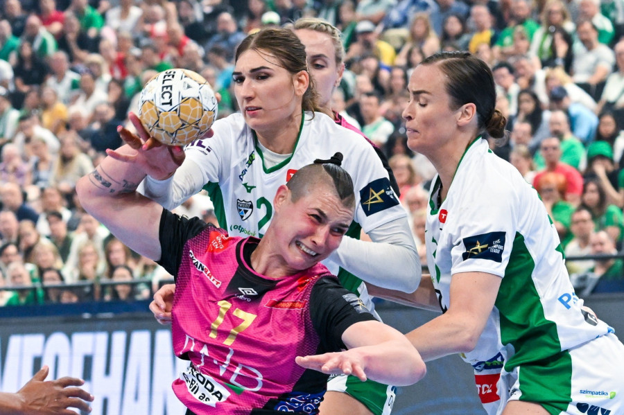 A győri Line Haugsted (b) és Brattset Kari Dale (j), illetve Katarina Jezic (k), a norvég csapat játékosa a kézilabda női Bajnokok Ligája elődöntőjében játszott Győri Audi ETO KC - Vipers Kristiansand mérkőzésen a budapesti MVM Dome sportcsarnokban 2023. július 3-án. MTI/Illyés Tibor