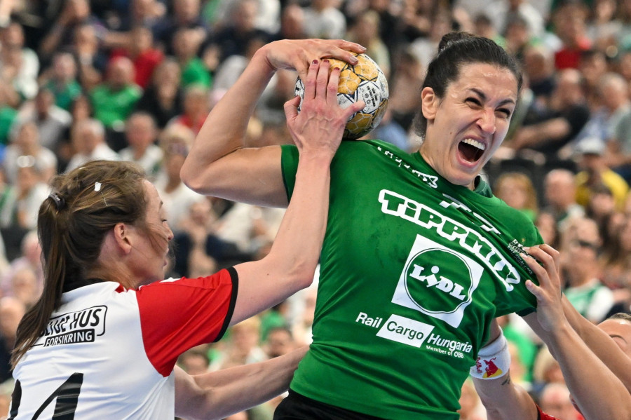 A ferencvárosi Andrea Lekic (j) és Sanna Charlotte Solberg-Isaksen, a dán csapat játékosa a kézilabda női Bajnokok Ligája elődöntőjében játszott FTC-Rail Cargo Hungaria - Team Esbjerg mérkőzésen a budapesti MVM Dome sportcsarnokban 2023. július 3-án. MTI/MTI Fotószerkesztőség/Illyés Tibor 