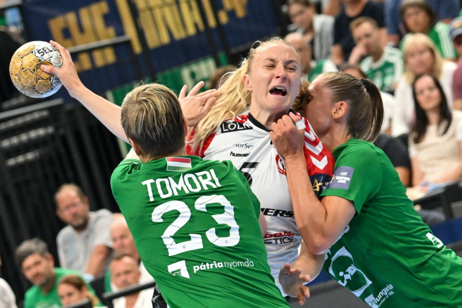 A ferencvárosi Tomori Zsuzsanna (b) és Alicia Stolle (j), valamint Henny Ella Reistad (k), a dán csapat játékosa a kézilabda női Bajnokok Ligája elődöntőjében játszott FTC-Rail Cargo Hungaria - Team Esbjerg mérkőzésen a budapesti MVM Dome sportcsarnokban 2023. július 3-án. MTI/MTI Fotószerkesztőség/Illyés Tibor
