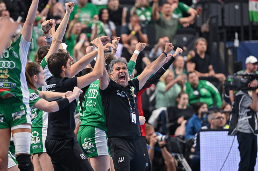 Ambrosio Jose Martin Cedres, a magyar csapat vezetőedzője örül csapata győzelmének a női kézilabda Bajnokok Ligája négyes döntőjének bronzmérkőzésén játszott Győri Audi ETO KC - Team Esbjerg mérkőzésen a budapesti MVM Dome-ban 2023. június 4-én. A Győr harmadik helyen végzett, miután a 28-27-re legyőzte a dán csapatot. MTI/Illyés Tibor