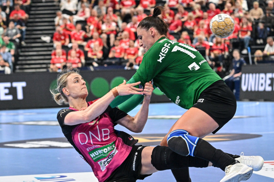 Markéta Jerábková (b), a norvég és Kisfaludy Anett, a magyar csapat játékosa a női kézilabda Bajnokok Ligája négyes döntőjének fináléjában játszott FTC-Rail Cargo Hungaria - Vipers Kristiansand mérkőzésen a budapesti MVM Dome-ban 2023. június 4-én. MTI/Illyés Tibor