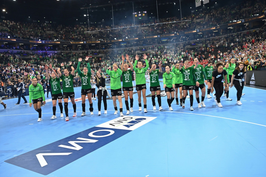 Az ezüstérmes magyar csapat tagjai a női kézilabda Bajnokok Ligája négyes döntőjének fináléjában játszott FTC-Rail Cargo Hungaria - Vipers Kristiansand mérkőzés végén a budapesti MVM Dome-ban 2023. június 4-én. A Vipers címét megvédve 28-24-re győzött. MTI/Illyés Tibor