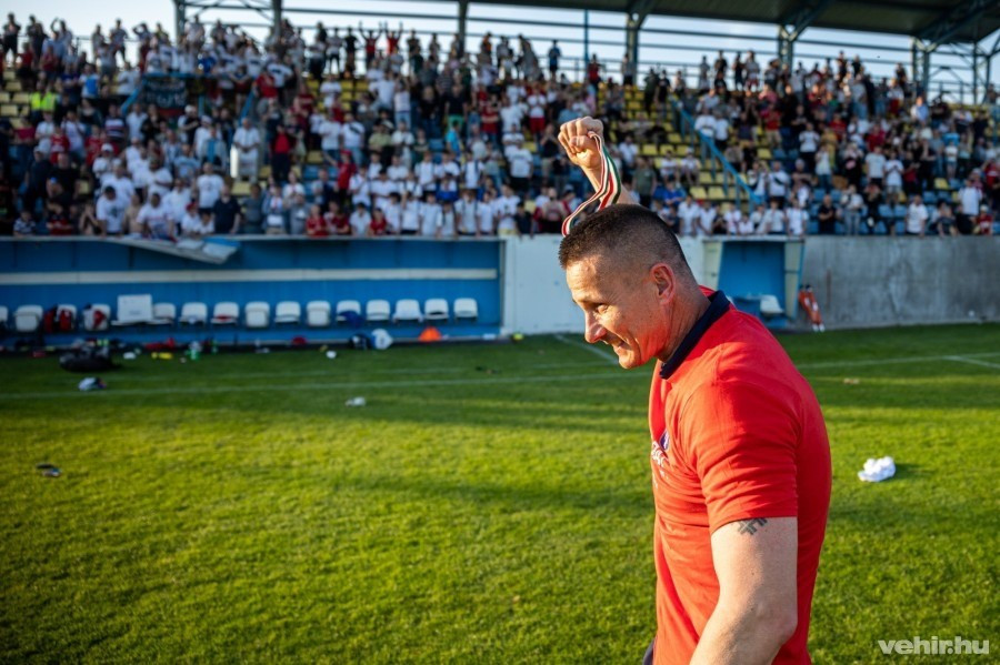 Pető Tamás köszönetet mondott a szurkolóknak is (archív fénykép)