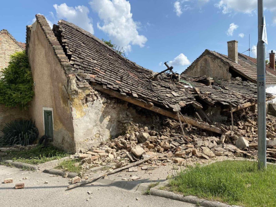 Összedőlt egy épület Tapolcán (Fotó: Tapolca ÖTP)