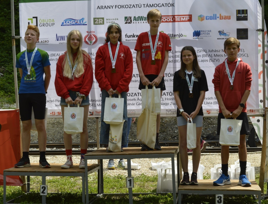 A 14-es kategória dobogóján hatból négyen a VHS-t képviselték: Gaschler Janka, Kovács Borbála, Varsányi Ádám, Molnár Iván - Fotó: Bálint Mónika