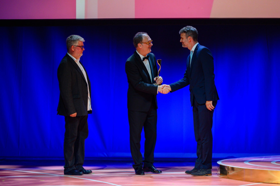 Tősér Ádám rendező (j) és Lajos Tamás prodcuer (b) átveszi a legjobb játékfilmnek járó díjat a Blokád című alkotásért Káel Csaba filmügyi biztostól / Fotó: MTI - Vasvári Tamás