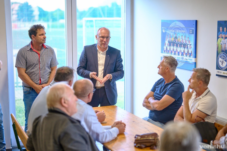 Szabó Péter klubelnök és Porga Gyula polgármester is köszöntötte az egykori bajnokcsapat tagjait - a cikk alján képgaléria található
