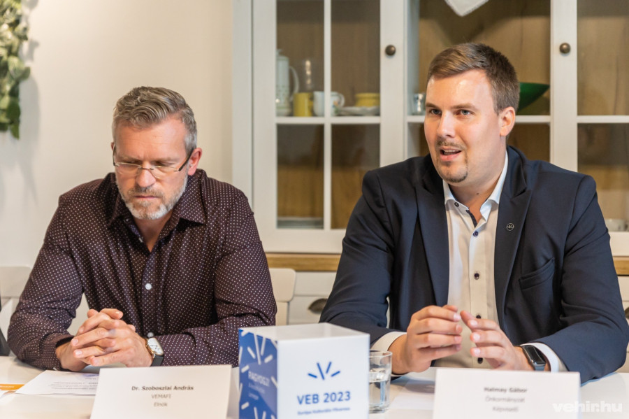 Halmay Gábor (jobbra)