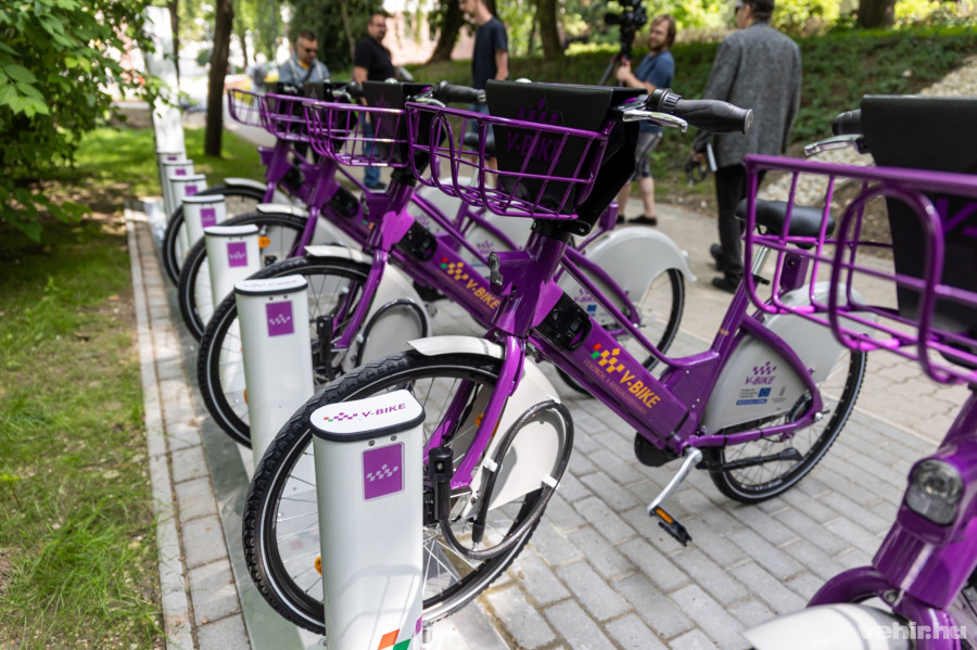 A bringákat dokkolóállomásokban hagyhatjuk, így a rollereknél tapasztalt káosztól sem kell tartanunk