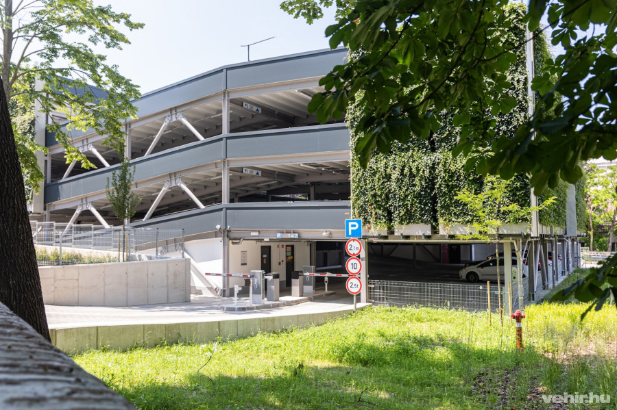 Parkolóház az ActiCity mellett