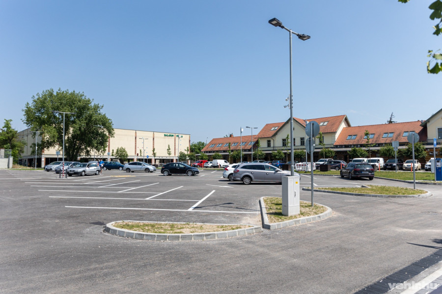 Parkoló a Gyárkertnél