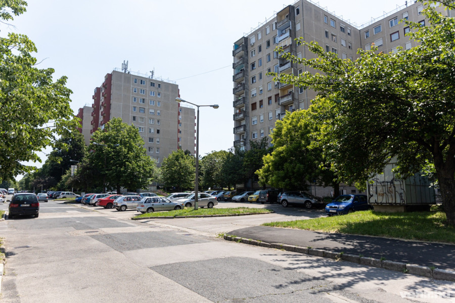 Parkolás a lakótelepen