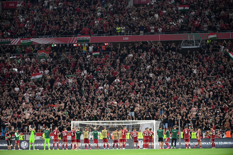 A magyar csapat ünnepel a szurkolókkal a labdarúgó Európa-bajnoki selejtező G csoportjában játszott Magyarország - Litvánia mérkőzés végén a Puskás Arénában 2023. június 20-án. A magyar válogatott 2-0-ra győzött. MTI/Vasvári Tamás/